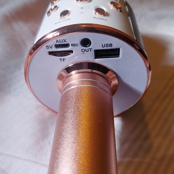 Rose Gold Bluetooth Wireless Karaoke Microphone w/ Recording - Fun & Easy To Use - Picture 4 of 5